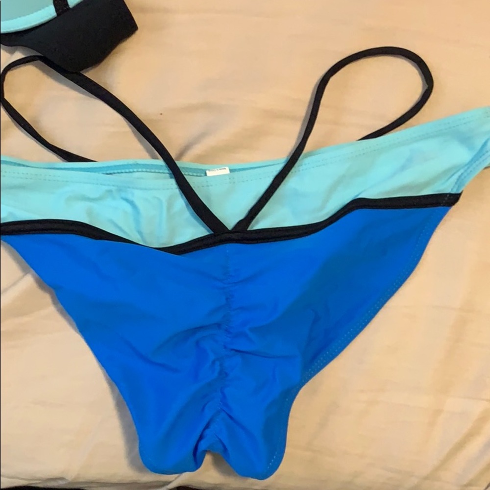 Bikini - Picture 3 of 3